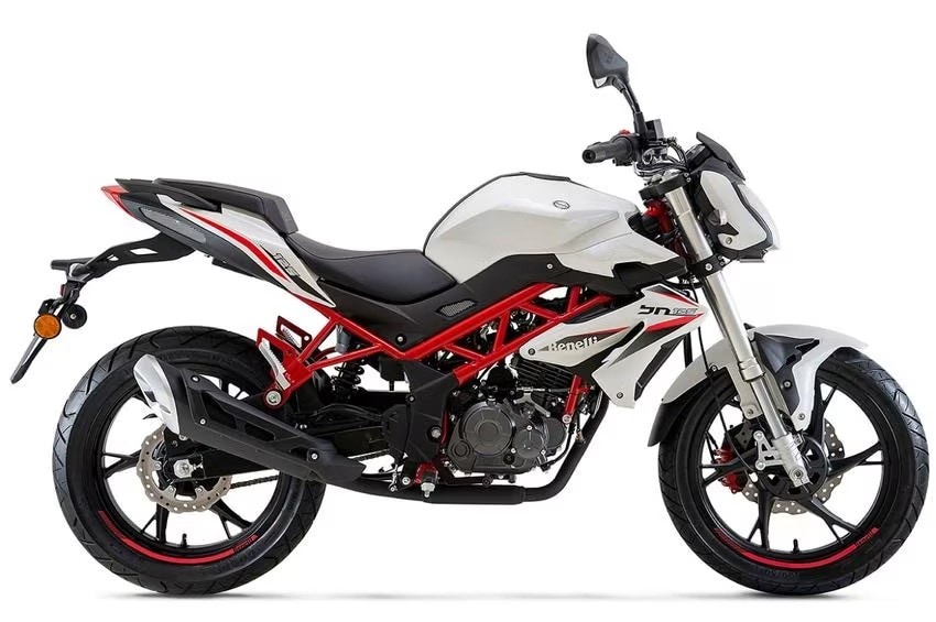 <div class='descrGalleryTitle'>Benelli BN 125</div><div class='descrGalleryText'><p>Meno sportiveggiante rispetto alla Tuono, la&nbsp;<a href="https://www.dueruote.it/moto-scooter/benelli/benelli-bn-125/">BN 125</a>&nbsp;ha altre frecce al proprio arco. Non ultima, <b>il prezzo</b>, che è attorno alla metà rispetto a molte rivali: <b>2.690 euro</b>. Per una moto nuova, una cifra a dir poco irrisoria. La potenza è, caso strano, sotto la soglia codice dei 15 cavalli e si ferma a 11; peso di 142 kg in ordine di marcia. Anche per lei avantreno con <b>forcella rovesciata</b>, ma più esile con steli da 35 mm, e freno con disco da 260.</p>
</div>